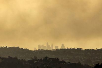 Los edificios del centro de Los Ángeles están envueltos por el humo de múltiples incendios forestales.