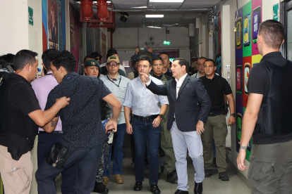 Alrededor de las 09:15, el presidente Daniel Noboa recorrió las instalaciones del medio de comunicación, el cual sufrió un atentado terrorista el año pasado.