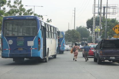 Buses cubren las rutas que dejaron las líneas de la cooperativa Río Amazonas.