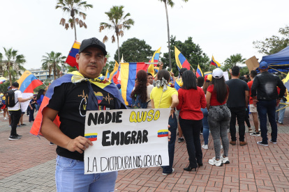 Con gorras, banderas y carteles los ciudadanos venezolanos piden libertad y respeto a la democracia venezolana.