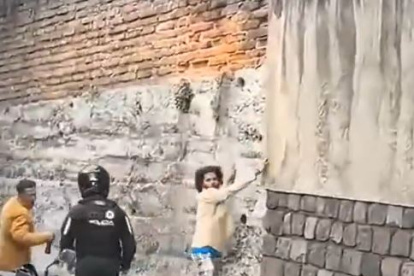 Miembros del Grupo de Operaciones Motorizadas (GOM) de la Policía evitaron un presunto asalto a una unidad de transporte interparroquial en el Valle de Tumbaco