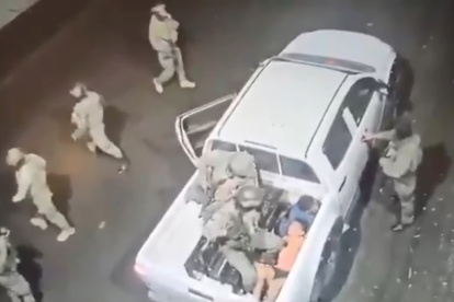 Captura de video de cámara de seguridad que registró la detención de menores.