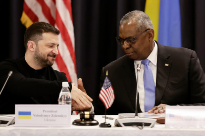 El secretario de Defensa Lloyd Austin de EE.UU. (derecha), junto al presidente de Ucrania, Volodimir Zelenski (izquierda).