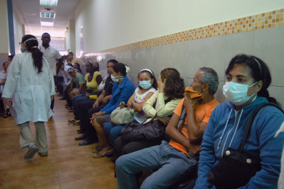 Varios guayaquileños han asistido, en estas últimas semanas, a diferentes casas de salud debido a que presentan dolencias gástricas o respiratorias.