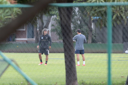 El técnico Leonel Álvarez (i) tomó distancia del plantel mientras realizaba la práctica física en el Polideportivo de Los Samanes