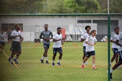 Jugadores de Emelec cumplen una sesión de entrenamiento en el Polideportivo Los Samanes.