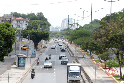 Espacio. A lo largo de la avenida se observan diferentes negocios y sitios turísticos como un parque acuático o malecón lineal.