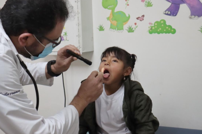 El pediatra Eduardo Araque atiende a la niña Dafne Ramos, en la Unidad Metropolitana de Salud Norte, en Quito.