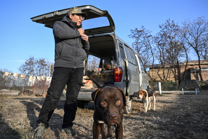 En esta foto tomada el 14 de diciembre de 2024, se ve al cazador Li Shangxue y perros de caza dentro de una perrera en Weinan, en la provincia de Shaanxi, en el norte de China.