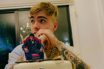 Alejandro Kenig, hijo de la presentadora Marián Sabaté, envuelto en un escándalo.