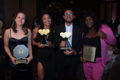 Daniel Pintado y Lucía Yepez reciben trofeos.