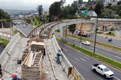 Obras. Trabajadores de la Prefectura colocarán cables y el pavimento en el nuevo puente.