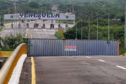 Fotografía de un contenedor este viernes, en el puente Internacional Atanasio Girardot, que une a Cúcuta (Colombia) con el estado de Táchira (Venezuela).