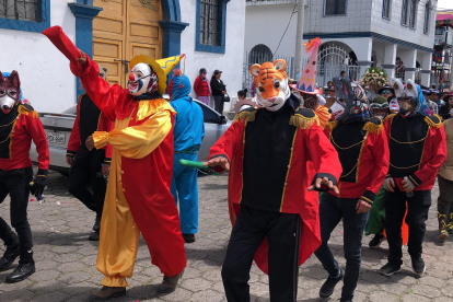 Durante el recorrido de los disfrazados se realizan parodias que se extienden hasta los terrenos.