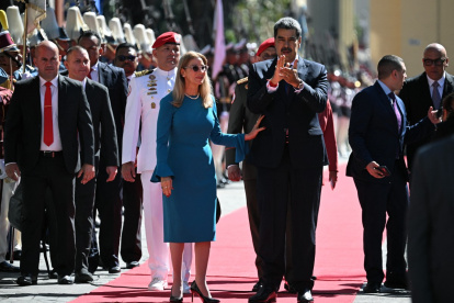 El presidente de Venezuela, Nicolás Maduro, y la primera dama, Cilia Flores, caminan a su llegada al Capitolio para la inauguración presidencial, en Caracas, el 10 de enero de 2025.