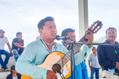 Entre lágrimas los jóvenes comuneros entonaron las canciones favoritas de los dos hombres fundadores de su comuna