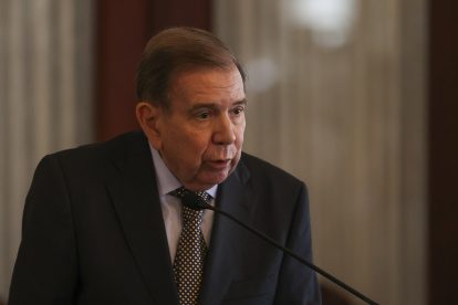 El líder opositor venezolano Edmundo González Urrutia habla en el Palacio Nacional de Santo Domingo