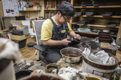 El  fabricante japonés de lacas Takaho Shoji trabajando en su escritorio en el taller de lacas "Wajima Kirimoto" en la ciudad de Wajima.