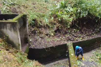 Limpieza de la estructura de captación en la quebrada Rumichaca.