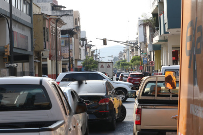 EXISTE MAYOR NÚMERO DE ACCIDENTES DE TRÁNSITO A CAUSA DE LOS CORTES DE ENERGÍA QUE DEJAN LOS SEMÁFOROS SIN FUNCIONAR.