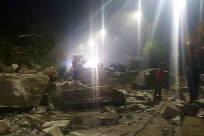 Las grandes rocas cayeron del talud y bloquearon el paso en la vía Baños - Puyo, en el sector de San Jorge.