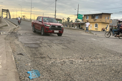 La vía presenta deterioro.