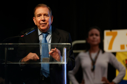 El líder opositor venezolano Edmundo González Urrutia saluda a simpatizantes luego de una concentración de apoyo este miércoles, en el Centro de Convenciones Atlántico Pacífico en la Ciudad de Panamá.