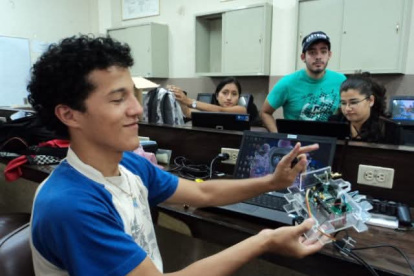 Accesos. Estudiantes de distintas carreras forman parte de clubes de robótica que se crean en las universidades
