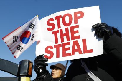 Partidarios del presidente surcoreano, Yoon Suk-yeol, se manifiestan cerca de la residencia presidencial en Seúl, el 10 de enero de 2025.