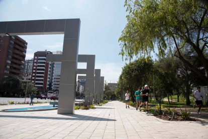 Espacio. El bulevar es frecuentado por deportistas y personas que disfrutan caminar. Los usuarios piden que los ciclistas respeten la ruta destinada para así evitar incidentes.