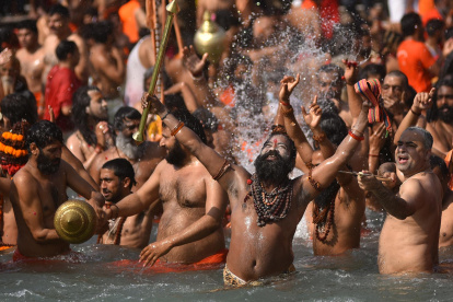 Participantes en el Kumbh Mela se bañan en el Ganges en 2021.