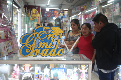 Festejo. Los locales para hallar recuerdos son los más visitados en la ciudad.