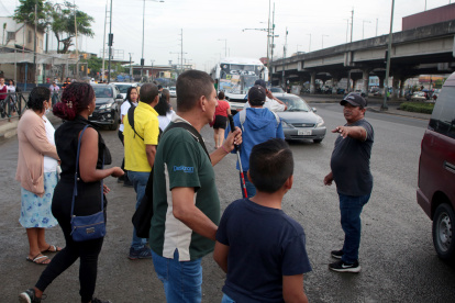 Una persona no vidente es ayudada por los usuarios en plena calzada para lograr subirse a un bus. Escenas como esta se registran a diario.