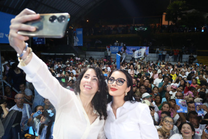 Viviana Veloz en campaña con Luisa González.