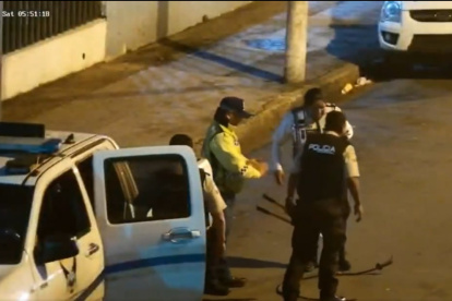 Agentes de la ATM y Policía Nacional detuvieron a un hombre al robar cables en el centro de Guayaquil.