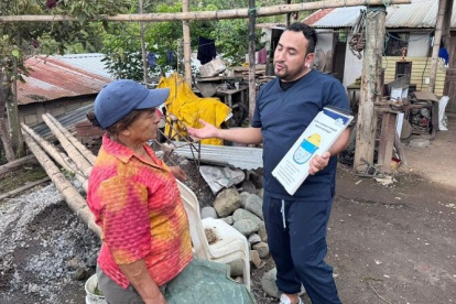 Equipos del Municipio explican los trabajos de prevención con los moradores.