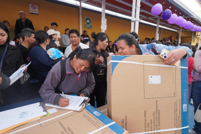 El gobierno de Daniel Noboa entrega cocinas de inducción que fueron compradas en 2014 y estaban en una bodega.