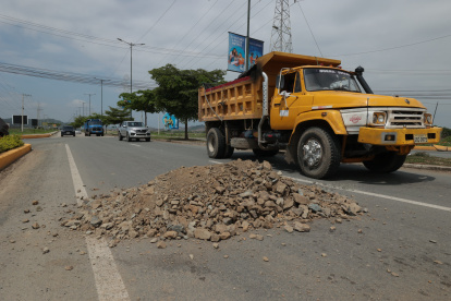 Ciudadanos denuncian que en varias ocasiones caen grandes cantidades de tierra a la vía, bloqueandola.