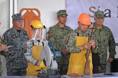 Un miembro del Ejército mexicano destruye un rifle durante el lanzamiento del programa "Sí al Desarme, Sí a la Paz".