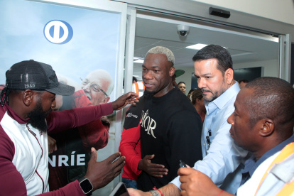 Felipe Caicedo en su llegada al aeropuerto José Joaquín de Olmedo, de Guayaquil.