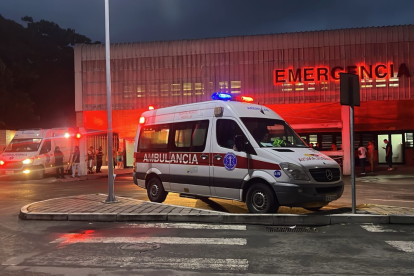 Personal policial y militar custodiando la sala de emergencia del hospital del IESS donde se encuentra el alcalde Eber Ponce.