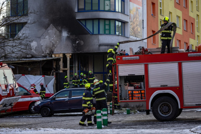 Los bomberos y las fuerzas de seguridad comprueban el lugar del restaurante quemado y dañado por la explosión de un cilindro de propano-butano en Most, República Checa.