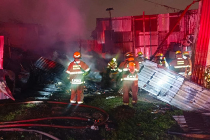 Gran parte de la recicladora quedó consumida por el fuego.