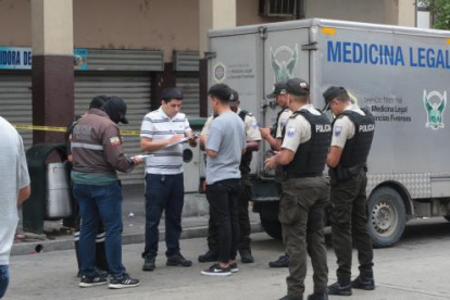 El cuerpo fue subido en el carro de Medicina Legal y llevado a la morgue.