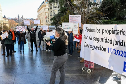 Medio centenar de personas, en su mayoría propietarios de viviendas ocupadas por familias vulnerables, se han manifestado este sábado 11 de enero en Madrid.