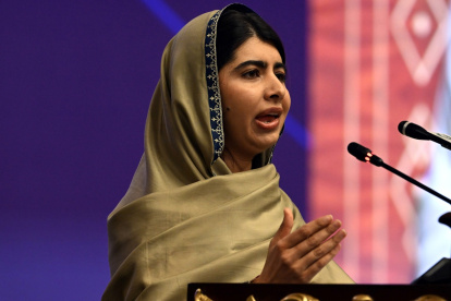La premio Nobel de la Paz, Malala Yousafzai, habla durante una sesión para discutir la educación femenina en el mundo musulmán en Islamabad, Pakistán, este domingo 12 de enero.