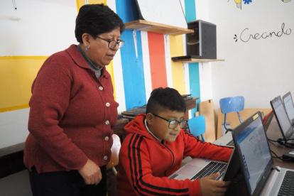 El programa IDEAS capacita a jóvenes de 18 años en oficios como la panadería, dándoles herramientas para acceder al mercado laboral.