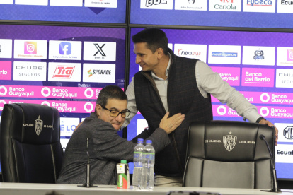 Luis Fernando Saritama fue felicitado por Santiago Morales, gerente de Independiente del Valle, tras el anuncio de su incorporación como gerente deportivo.