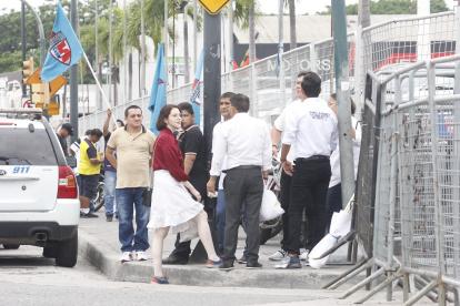 Un pequeño grupo de simpatizantes del correísmo y Democracia Sí esperan en los exteriores del Instituto Tecnológico Bolivariano.