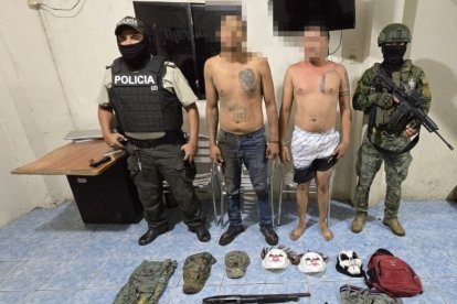 Las Fuerzas Armadas en un operativo, en Quinsaloma, en Los Ríos. Aprehendieron a "dos sujetos en actitud sospechosa".